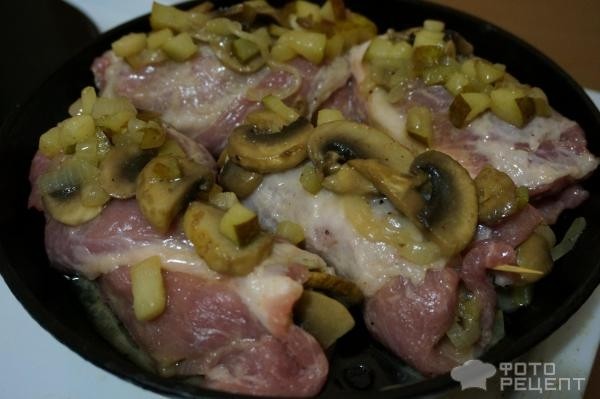 Рецепт: Рулет из свинины - с грибами и грушей, запекаем в духовке с красным вином