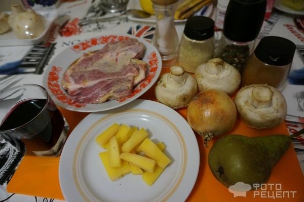 Рецепт: Рулет из свинины - с грибами и грушей, запекаем в духовке с красным вином
