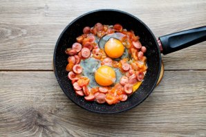 Яичница с сосисками и помидорами