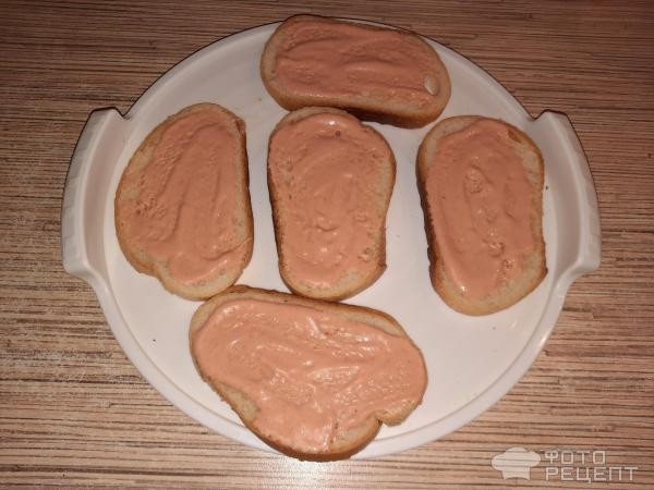 Рецепт: Бутерброды горячие в микроволновке - Батон, колбаса и сыр