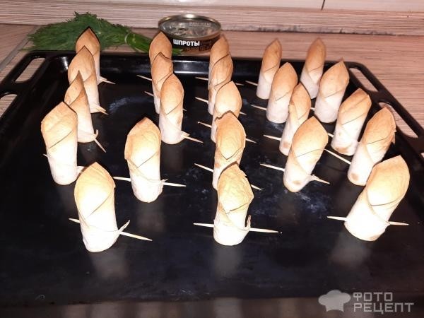 Рецепт: Конвертики из лаваша со шпротами - Оригинальное оформление привычной закуски со шпротами