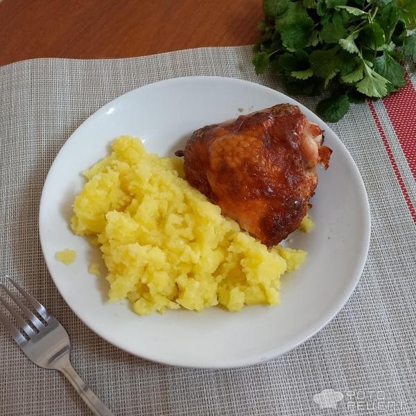 Рецепт: Куриные бедра в духовке с пюре - очень просто и очень вкусно