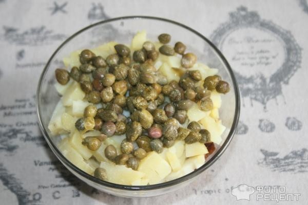 Рецепт: Легкий картофельный салат - с грибами и каперсами