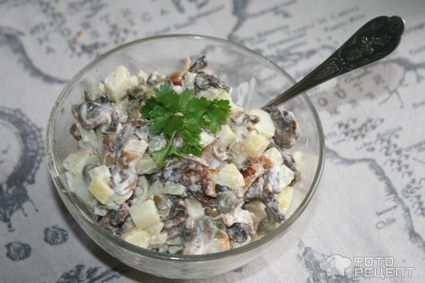 Рецепт: Легкий картофельный салат - с грибами и каперсами
