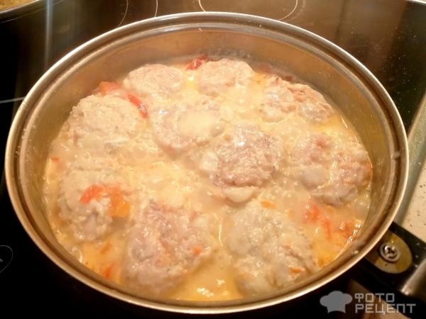 Рецепт: Мясные ежики - из куриного фарша сметанном соусе