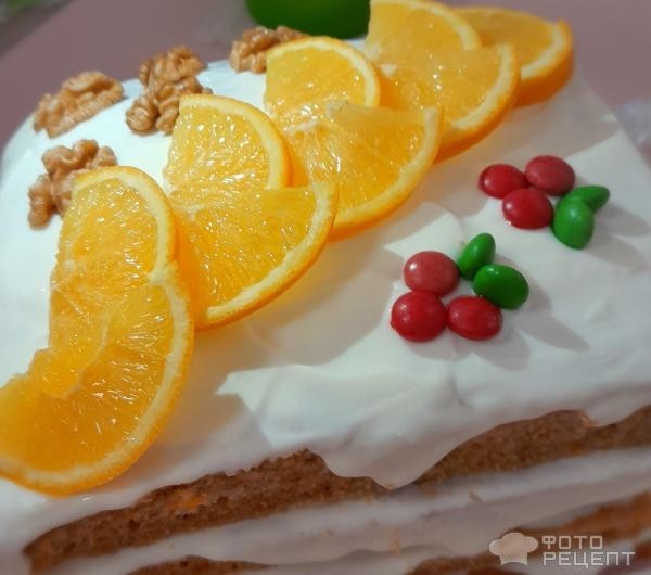 Рецепт: Новогодний пряный торт из тыквы с орехами - Из мускатной тыквы, с грецкими орехами, шоколадные коржи со сметанно-ванильным кремом.
