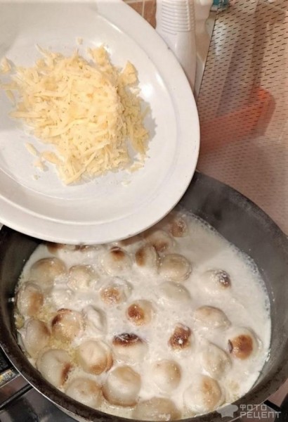 Рецепт: Пельмени жареные с сыром - Быстрые жареные пельмени со сметаной и сыром