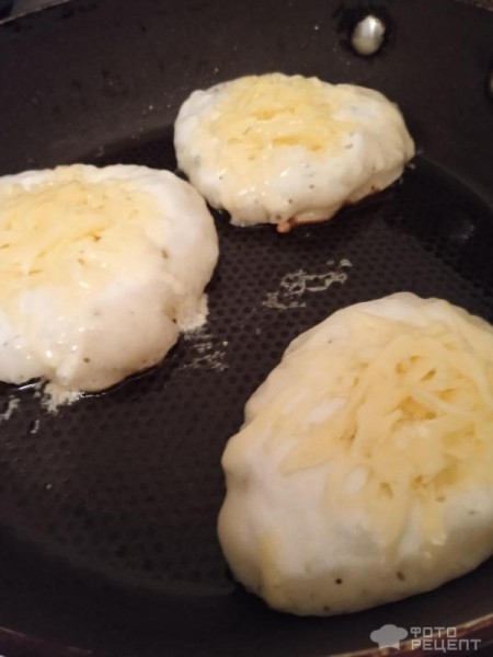 Рецепт: Пышные оладьи на кефире - Без яиц. Простые и с сырным припеком.