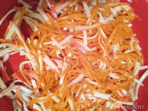 Рецепт: Салат "Из крабовых палочек" - Салат " Уплетайка": крабовые палочки с корейской морковью, плавленным сыром и яйцом