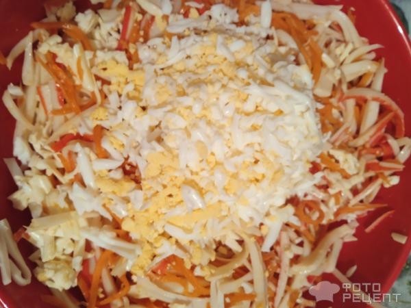 Рецепт: Салат "Из крабовых палочек" - Салат " Уплетайка": крабовые палочки с корейской морковью, плавленным сыром и яйцом
