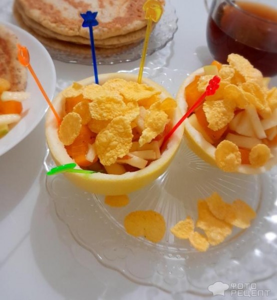 Рецепт: Салат-коктейль "Витаминный" из хурмы и апельсинов - В цитрусовых "чашках", фруктовый микс в сахарной пудре с хрустящими хлопьями. Готовим с детьми!