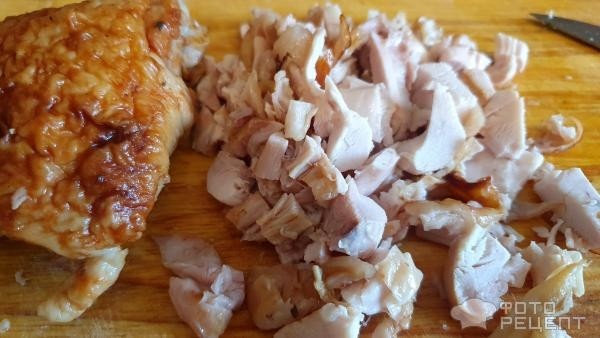 Рецепт: Салат "Курица с черносливом и огурцом" - с копченой курицей, огурцом, черносливом и грецкими орехами