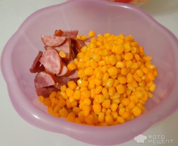 Рецепт: Салат новогодний - Очень быстрый, из корейской моркови и копченой колбасы