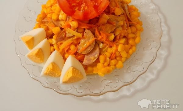 Рецепт: Салат новогодний - Очень быстрый, из корейской моркови и копченой колбасы