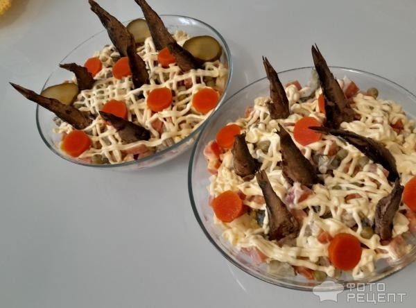 Рецепт: Салат "Рыбки в пруду" - С сыром и шпротами, отличная закуска на праздничный стол.
