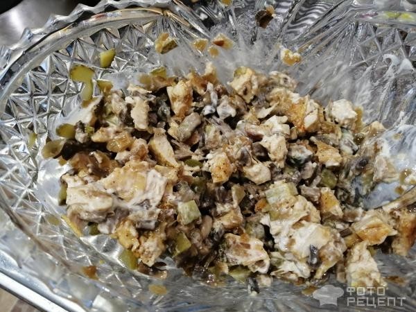 Рецепт: Салат с куриным филе - с огурцами и с жареными шампиньонами