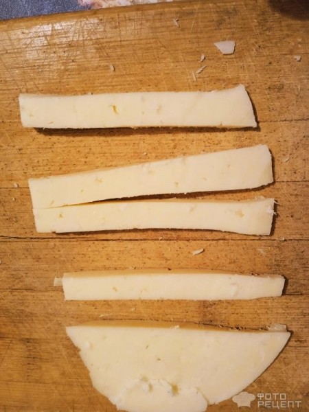 Рецепт: Сардельки, запеченные в духовке - С сыром и вкусным соусом с зеленью