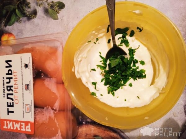 Рецепт: Сардельки, запеченные в духовке - С сыром и вкусным соусом с зеленью