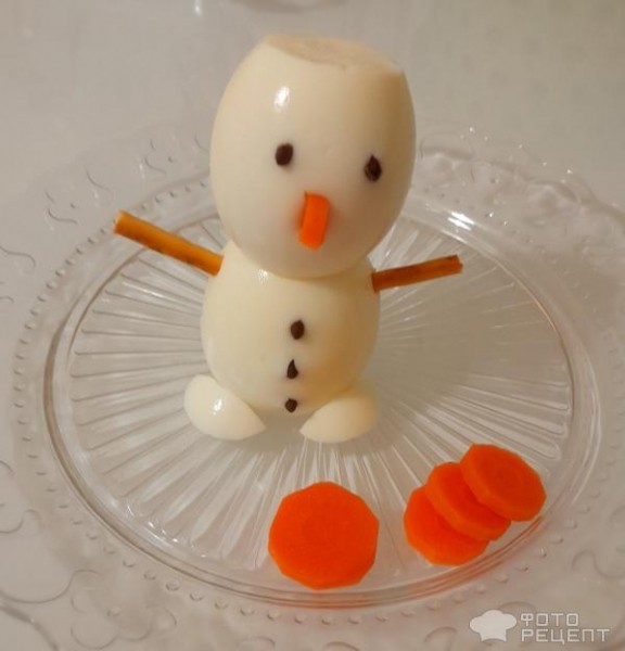 Рецепт: Снеговик из яиц к новогоднему столу - Украшение новогоднего стола, оформление детских блюд.