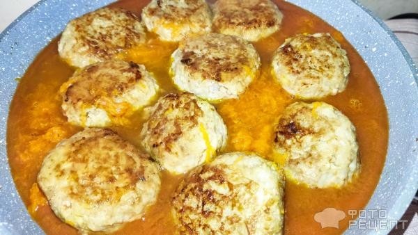 Рецепт: Тефтели с рисом в томатном соусе - на сковороде