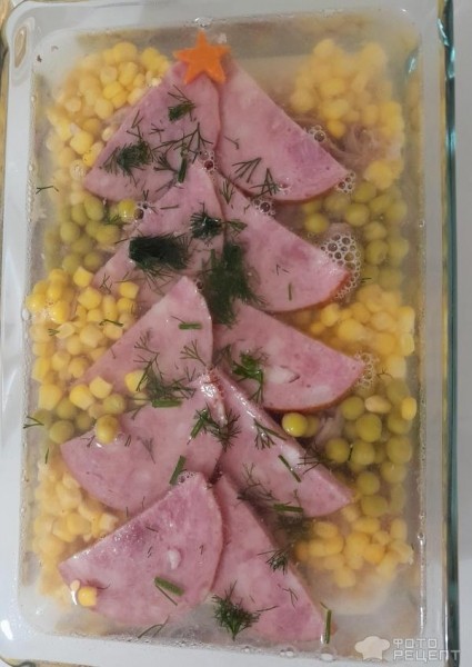 Рецепт: Заливное из индейки с ветчиной "Новогоднее" - В виде ёлочки, из бедра индейки и ветчины, с горошком и кукурузой.