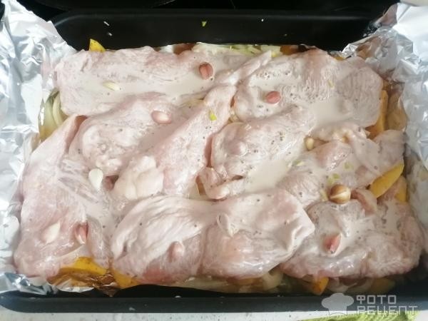 Рецепт: Запеченный в соусе картофель с куриным филе - в фольге