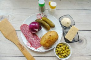 Салат "Охотничий" с колбасой и картофелем