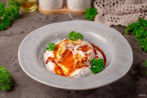 Турецкая яичница "Чылбыр" с йогуртом
