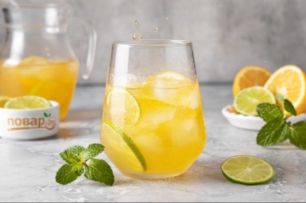 Холодный чай с лаймом и лимоном