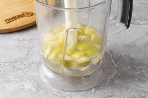 Яблочный лимонад с сиропом бузины и базиликом