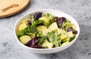 Картофельный салат с клюквой и орехами