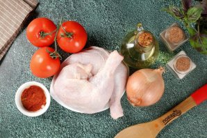 Курица тушёная с помидорами и луком