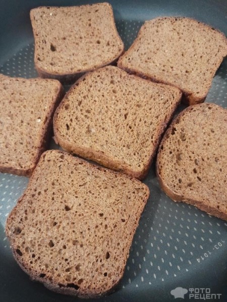 Рецепт: Фуршетные бутерброды - Классика советского застолья - чёрный хлеб, солёный огурец и шпроты.
