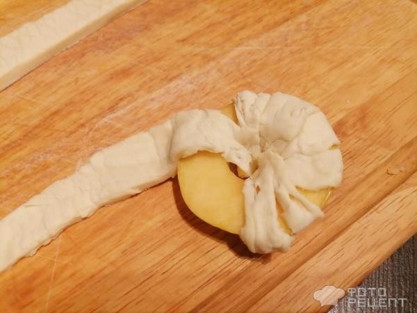 Рецепт: Яблоко в слоеном тесте - с корицей и сахаром