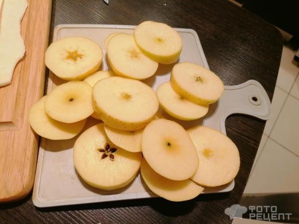 Рецепт: Яблоко в слоеном тесте - с корицей и сахаром