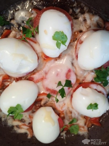 Рецепт: Яйца на овоще- грибной подушке - Вареные яйца в необычной подаче
