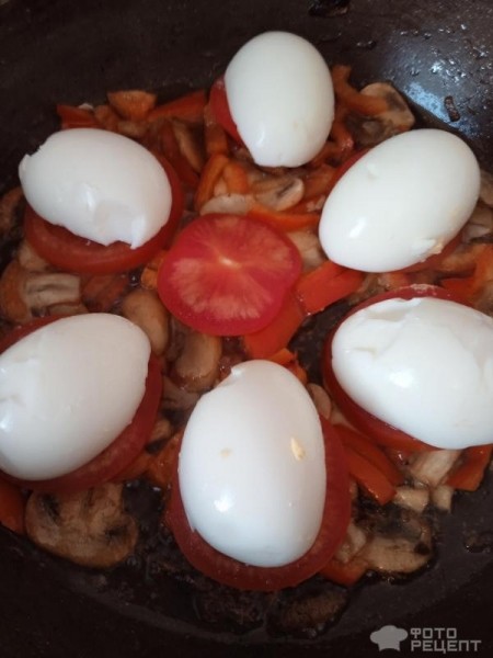 Рецепт: Яйца на овоще- грибной подушке - Вареные яйца в необычной подаче