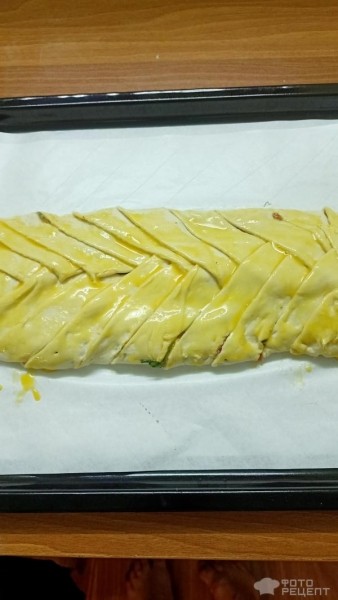 Рецепт: Косичка из слоеного теста с творожным сыром и шпинатом - в духовке