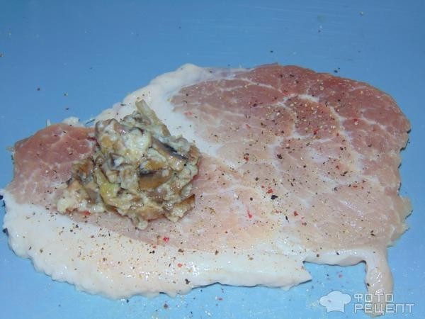 Рецепт: Рулетики из свинины с шампиньонами - под сыром