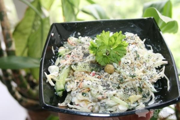 Рецепт: Салат из свежей капусты с крабовыми палочками - с "морковью по-корейски"