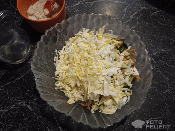 Рецепт: Салат с капустой, огурцами - И колбасой