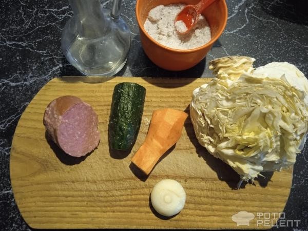 Рецепт: Салат с капустой, огурцами - И колбасой