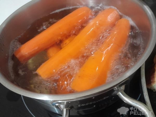 Рецепт: Салат со шпротами - С чем сочетаются шпроты? В моем варианте с сыром, морковью и сухариками отлично!
