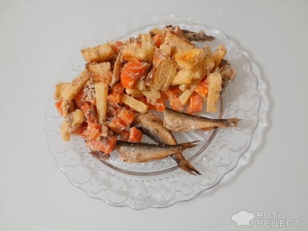 Рецепт: Салат со шпротами - С чем сочетаются шпроты? В моем варианте с сыром, морковью и сухариками отлично!