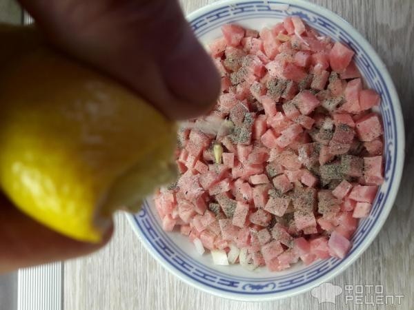 Рецепт: Строганина из тунца - Полезное и вкусное рыбное блюдо.