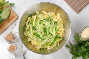 Салат с пекинской капустой, кукурузой и яйцом