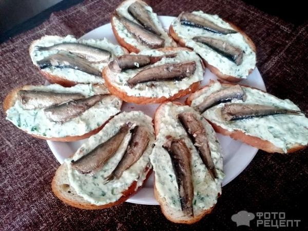 Рецепт: Бутерброды "Праздничные" - С сырной пастой и шпротами