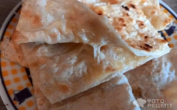Рецепт: Индийская лепешка Наан - с сыром, маслом и чесноком, из тонкого лаваша