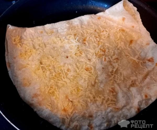 Рецепт: Индийская лепешка Наан - с сыром, маслом и чесноком, из тонкого лаваша
