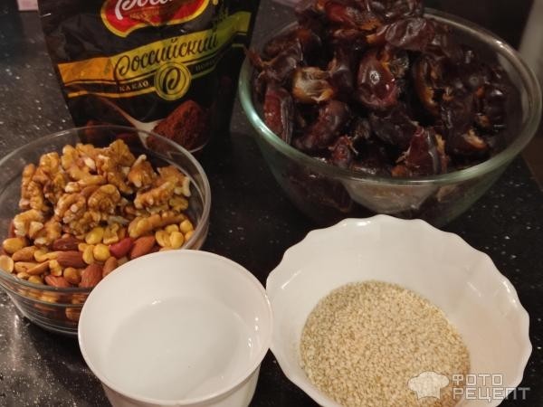 Рецепт: Конфеты из фиников с кунжутом - с орехами